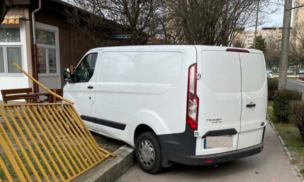 Megdöbbentő baleset: egy kisteherautó vágódott be az óvoda udvarára Székesfehérváron – óriási szerencse, hogy a kisgyerekek éppen bent játszottak