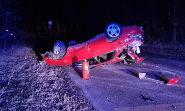 Nem volt elég türelme, ezért felelőtlenül előzött: feje tetejére borult a vakmerő sofőr autója Budapesten – HELYSZÍNI FOTÓK