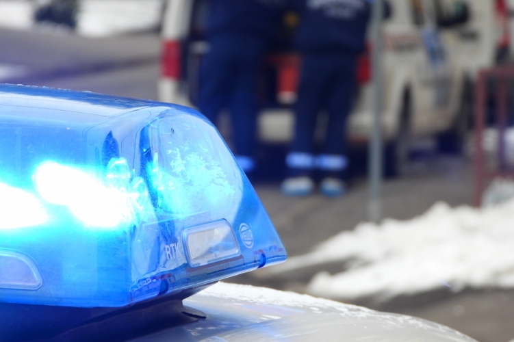 Három embert mentettek ki a tűzoltók egy teljesen összeroncsolódott autóból Kiskunfélegyházán