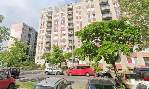 Sokk Pesterzsébeten: vízzel töltött lufit dobtak egy babakocsis anyukára – a hatodik emeletről érkezett a meglepetés