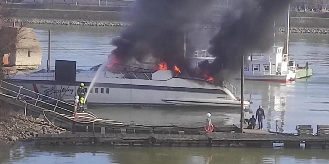 Pánik Budapesten, az Árpád híd budai lábánál – kigyulladt és lángol egy hajó a part közelében