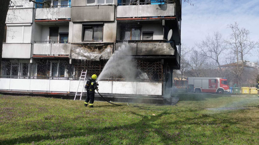 Kiégett egy lakás Tapolcán, ablakon kidobott cigicsikk okozhatta a tüzet