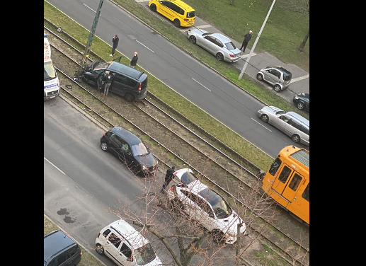 „Lehet, nem kellett volna rákiáltanom a sofőrre, hogy vigyázz” – ismét a villamossínen kötött ki egy autó Budapesten