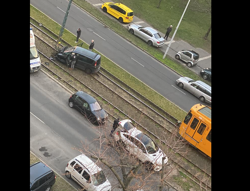 „Lehet, nem kellett volna rákiáltanom a sofőrre, hogy vigyázz” – ismét a villamossínen kötött ki egy autó Budapesten