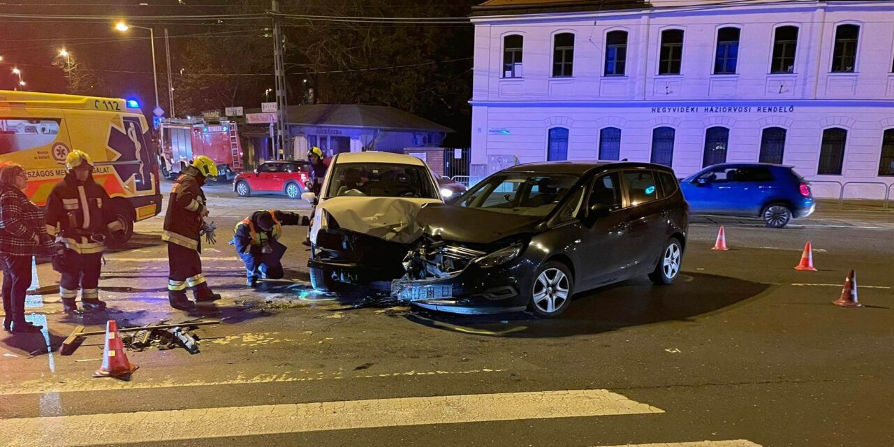 Újabb karambol a hírhedt budapesti kereszteződésben: egy Opel és egy Ford rohant egymásba a János kórháznál – fotók a helyszínről