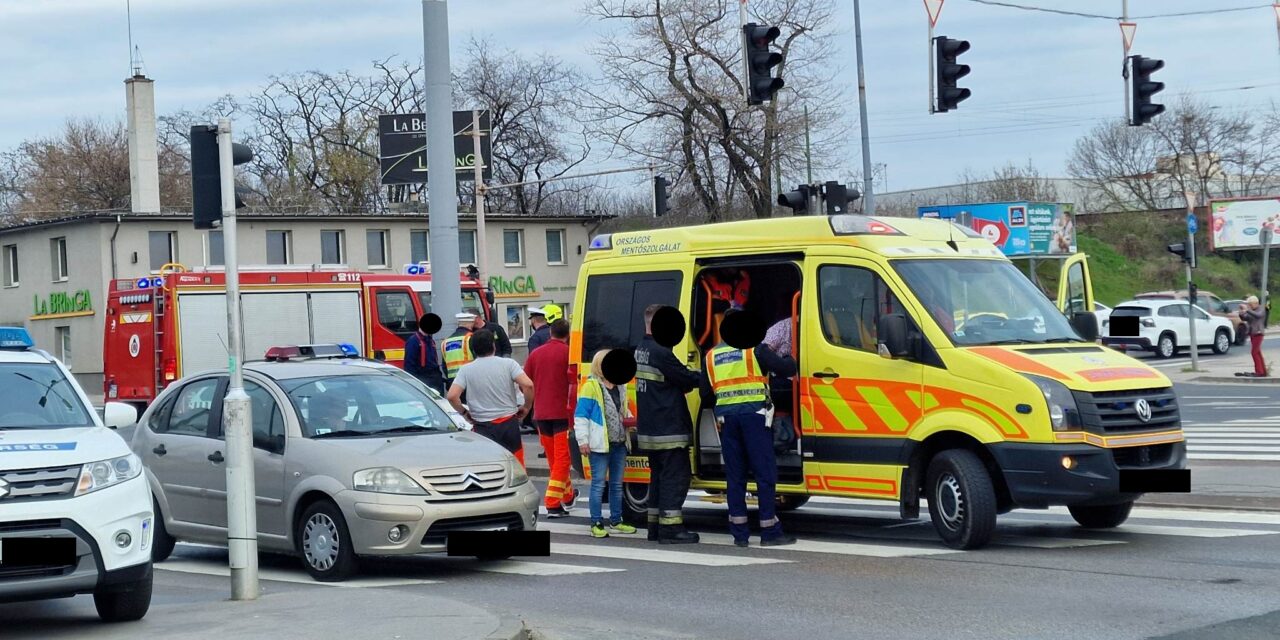Hármas karambol lett egy figyelmetlenségből Budapesten: a piros lámpa ellenére hajtott be a Mercedes sofőrje a kereszteződésbe, törtek is az autók rendesen – fotók