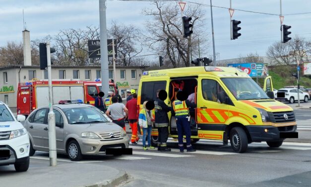 Hármas karambol lett egy figyelmetlenségből Budapesten: a piros lámpa ellenére hajtott be a Mercedes sofőrje a kereszteződésbe, törtek is az autók rendesen – fotók