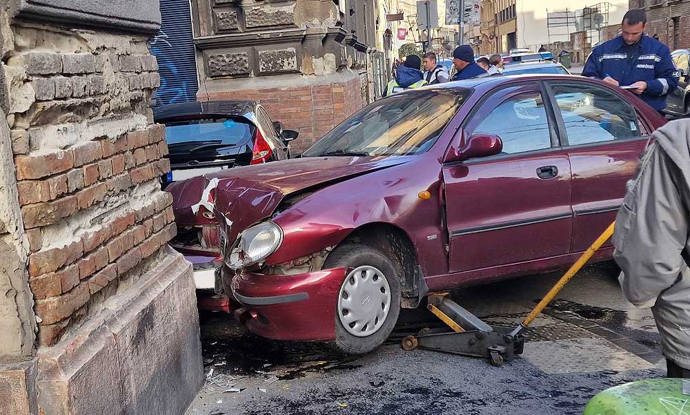 Csúnya karambol a hírhedt pesti kereszteződésben, falba csapódott az autó