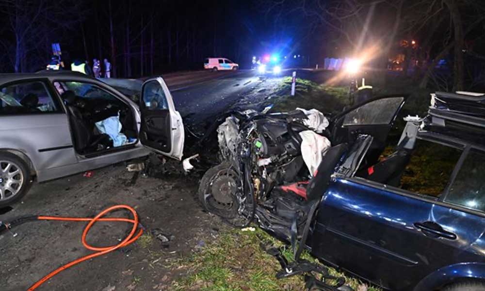 „Sajnos a BMW sofőrjét nem tudtuk 4-en se kimenteni” – meghalt az őrülten száguldozó autós, egy kisgyermeket a szemtanúk mentettek ki a roncsok közül a 4-es főúton
