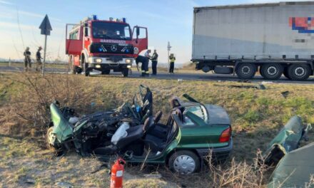 Frontális ütközés a Balatonnál, kamionba csapódott egy autó – mentőhelikopter érkezett a sofőrért, küzdenek az életéért