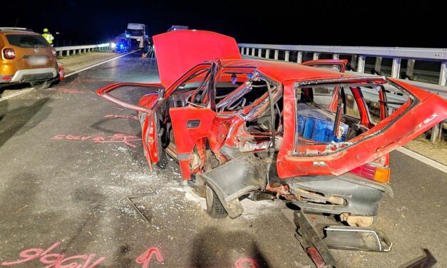 Kettétörte a Suzukit a belerohanó Dacia, hős fiatalok siettek az idős sofőr segítségére
