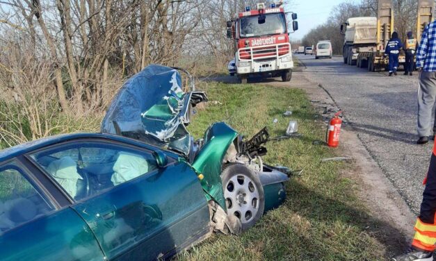 Balul sikerült előzés – személygépkocsi és tréler ütközött Kiskunlacházánál, az árokba vágódott az autó