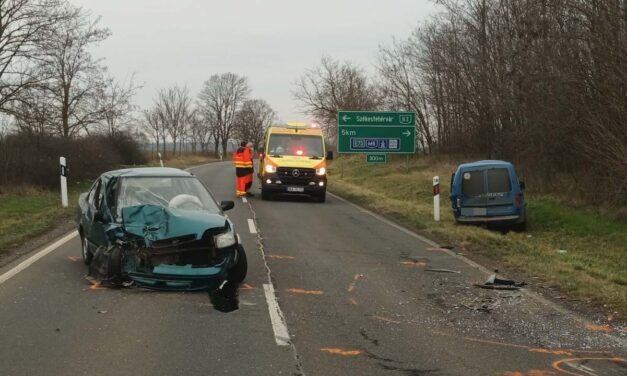 Teljes útlezárás a 63-as főúton! Két autó ütközött, már a helyszínen a mentők