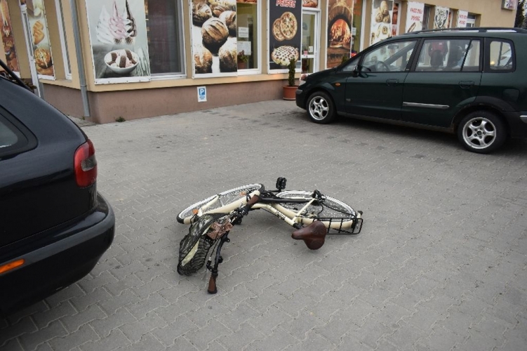 Nem adta meg az autós az elsőbbséget: elgázoltak egy 51 éves, bicikliző nőt Győrújbaráton – fotók a helyszínről