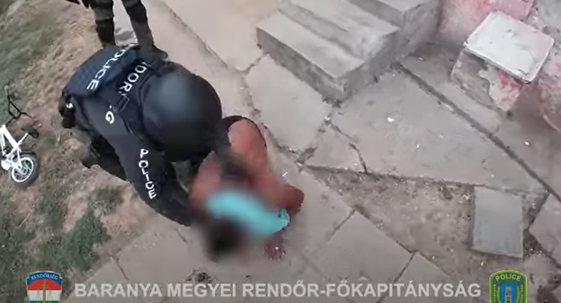 Döbbenetes: molotov koktél dobtak egy család házába Baranya megyében, ezért törtek az életükre – videó
