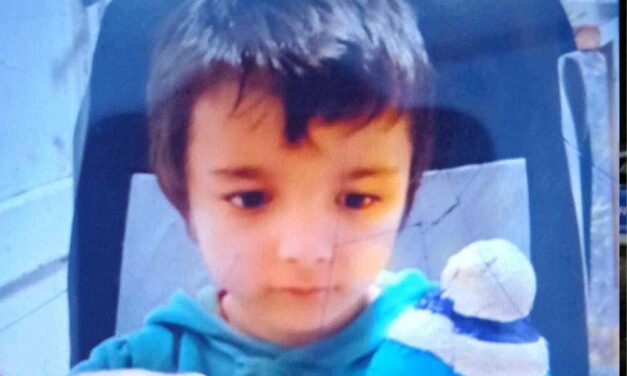 „Még kabát sem volt rajta” – a szélvihar miatt nyílt ki a ház ajtaja, így tudott elmenni otthonról a 6 éves Gergő, családja kétségbeesve keresi az autista kisfiút