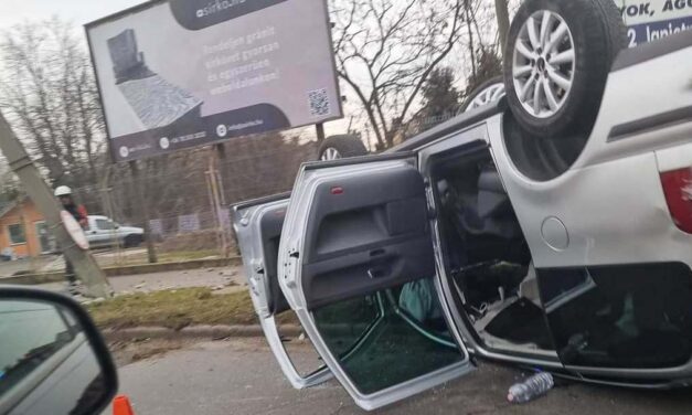 Vérfagyasztó jelenetek a főváros 18. kerületében – felszaladt a padkára és fejtetőre állt egy autó a nagy forgalomban