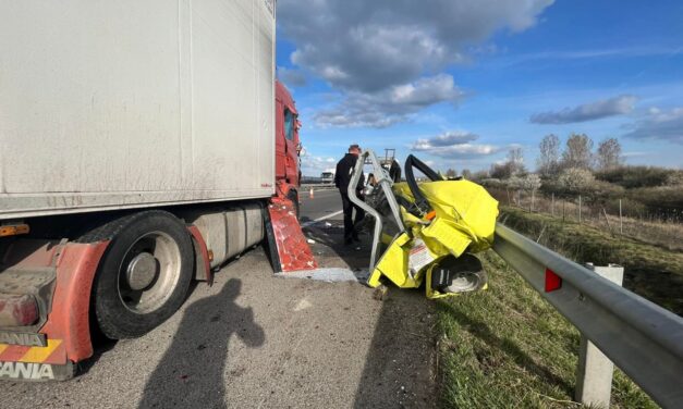 Szörnyű tragédia Csongrádban: árokba taszította a pályafenntartó autót a kamionos, meghalt a közútkezelő
