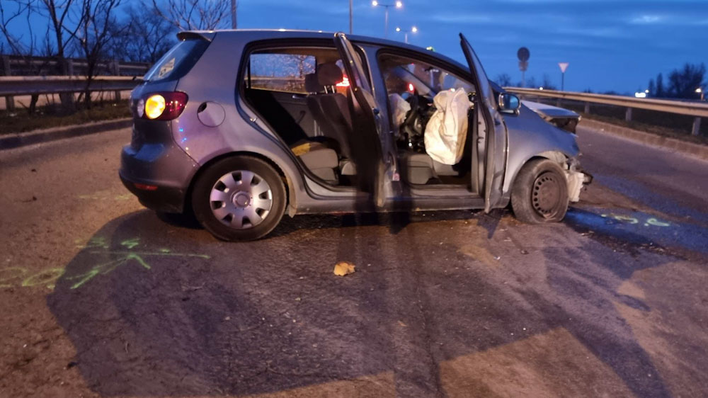Körözött férfiak utaztak egy szalagkorlátnak csapódó autóban a fővárosban – helyszíni fotókkal