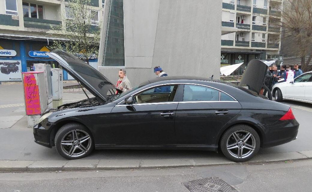 Érzékeny tolvaj: elhunyt hozzátartozójának hamvait is elrejtette a Budapesten lenyúlt Mercedesben