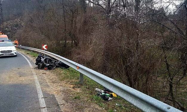 Szalagkorlátnak ütközött a Bakonyban, nem úszta meg a motoros