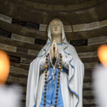 Pofátlan lopás Terézvárosban – óriási Szűz Mária-szoborral a hóna alatt sétált ki egy férfi a templomból