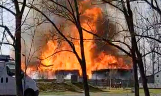 „Nekünk mindenünk ez a ház volt” – gyújtogatásra gyanakodnak a fővárosi tűz után, egy családi ház teteje és egy autó is megsemmisült