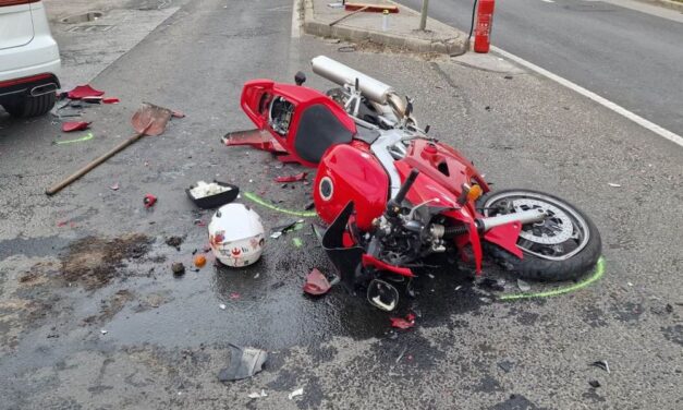 Újra kellett éleszteni a Budapesten elgázolt motorost, fékezés nélkül csapódott a kanyarodó autóba – HELYSZÍNI FOTÓK