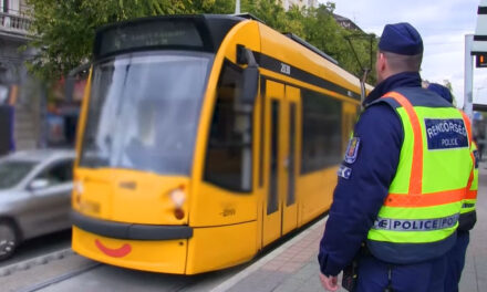 Egy 18 éves fiatal késelt meg egy férfit a budapesti villamoson: súlyos comb- és arcsérüléseket szenvedett