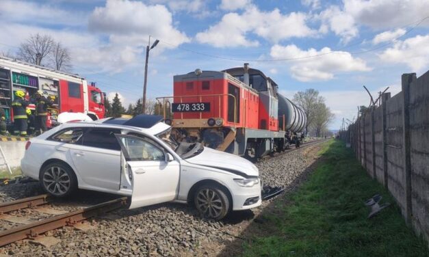 Újabb súlyos baleset történt egy vasúti átjáróban: tehervonat ütközött egy Audival Tapolca közelében – FOTÓ