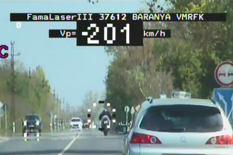 201 km/h-val száguldozott egy motoros, amikor elkapták a Baranya vármegyei rendőrök