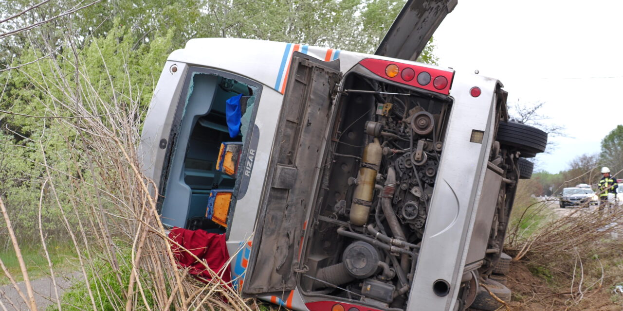 Árokba borult egy busz Kiskunhalasnál: 12 embert vittek kórházba – Drámai fotók a helyszínről