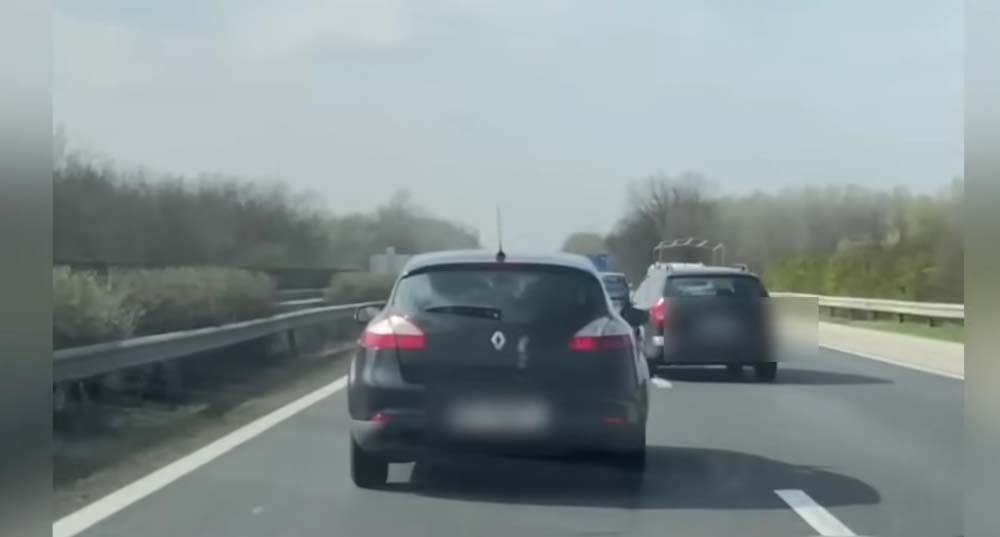 „Figyeld, és nevet is” – Rendőrök állították meg az ámokfutó osztrák nőt, aki őrült módjára cikázott az M1-es autópályán – videó