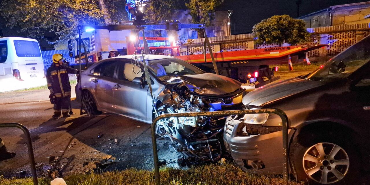 Brutális csattanás Budapesten: frontálisan rohant egymásnak két autó, a csoda mentette meg a sofőrök életét – Fotók a helyszínről
