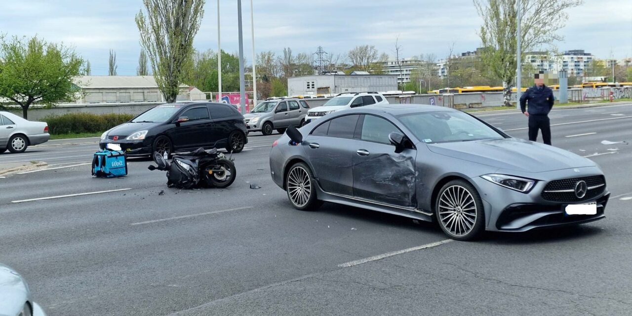 Nem vette észre, hogy piros a lámpa – a szabálytalan Mercedesbe csapódott egy motoros futár a fővárosi Váci úton