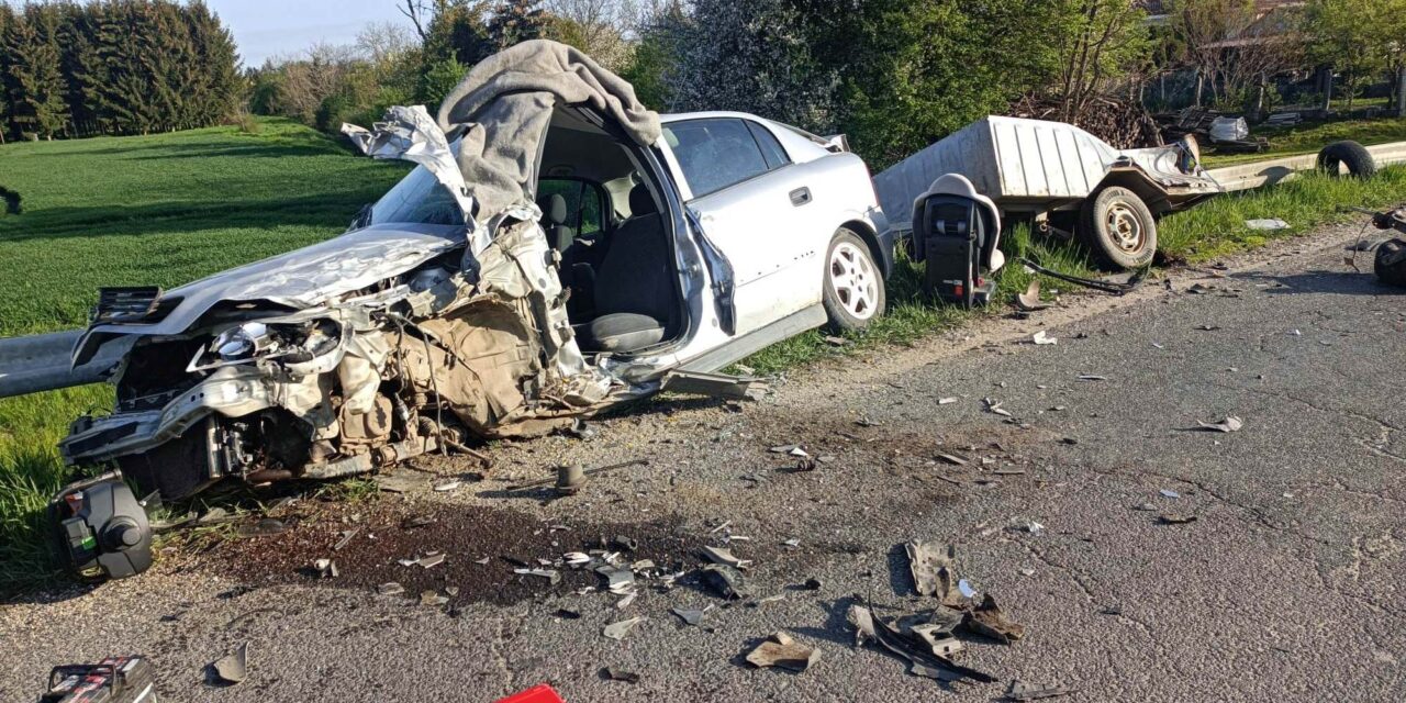 Ripityára tört az utánfutós Opel és a Citroen Bükön – nem használta a biztonsági övet, súlyosan megsérült a vétlen sofőr