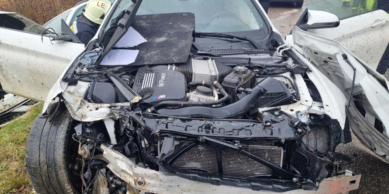 Újabb súlyos baleset az utakon – kisodrodó BMW ütötte az árokba a Volkswagent, három mentőautó érkezett a sérültekért
