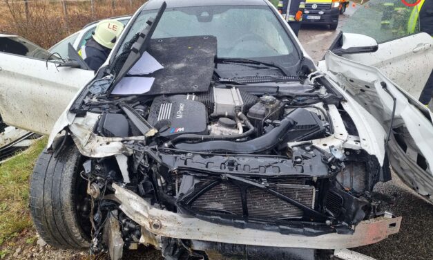 Újabb súlyos baleset az utakon – kisodrodó BMW ütötte az árokba a Volkswagent, három mentőautó érkezett a sérültekért