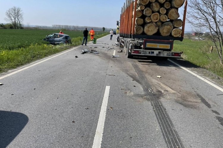 Halálos csattanás Pörbölynél – fát szállító teherautóval ütközött egy személygépkocsi az 55-ös úton