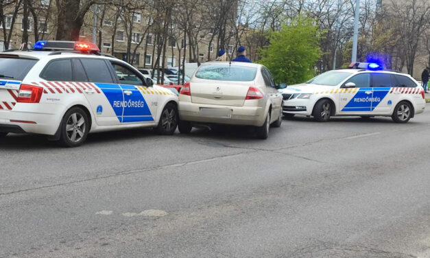 Autós üldözés volt a fővárosban: amíg elfogták a menekülő férfi, kocsija nekiütközött egy rendőrségi járműnek