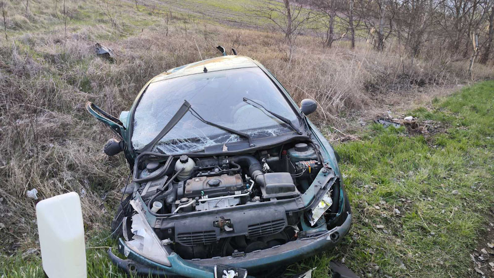 Drámai baleset Budapest közelében: biztonsági öve mentette meg a sofőrt a komoly sérüléstől