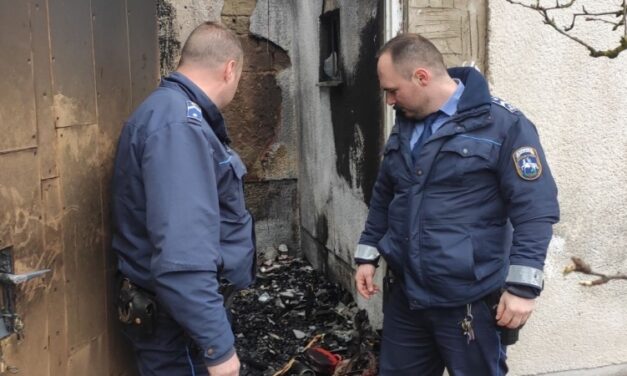 Felcsaptak a lángok egy debreceni házban: a rendőrök nem tétováztak, azonnal beszaladtak a lángok között rekedt idős bácsiért – fotók