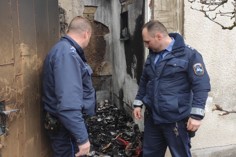 Felcsaptak a lángok egy debreceni házban: a rendőrök nem tétováztak, azonnal beszaladtak a lángok között rekedt idős bácsiért – fotók