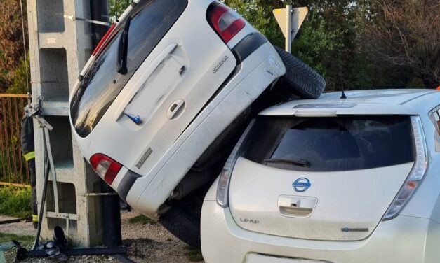 Ütközés: egymás tetején, egy villanyoszlopnak dőlve állt meg két autó Pest megyében, az egyik sofőrt kórházba vitték – fotók a helyszínről