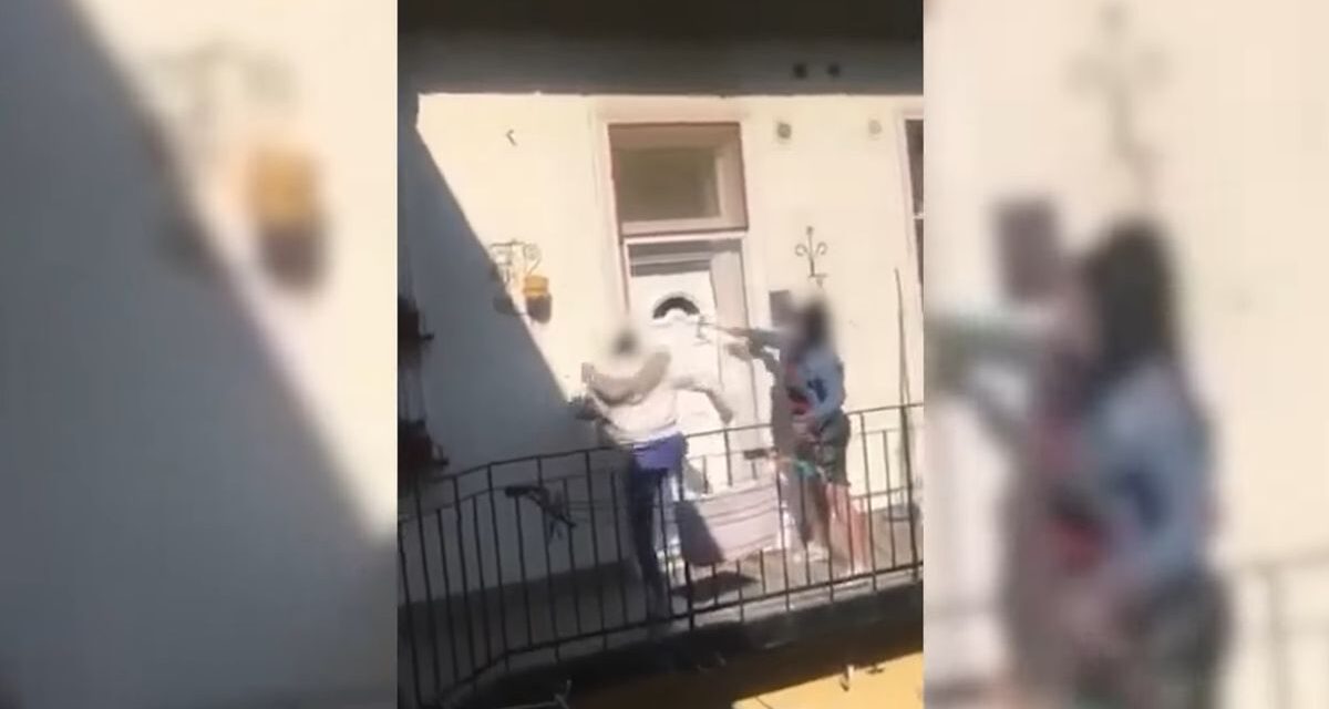Anya és lánya kalapáccsal esett neki egy lakás ajtajának a Budapesten – Döbbenetes videón a barbár támadás