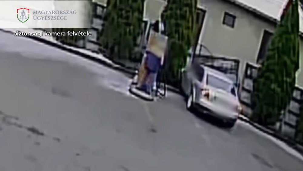 Videón, ahogy kidönti egy salgótarjáni autómosó falát a bedrogozott sofőr