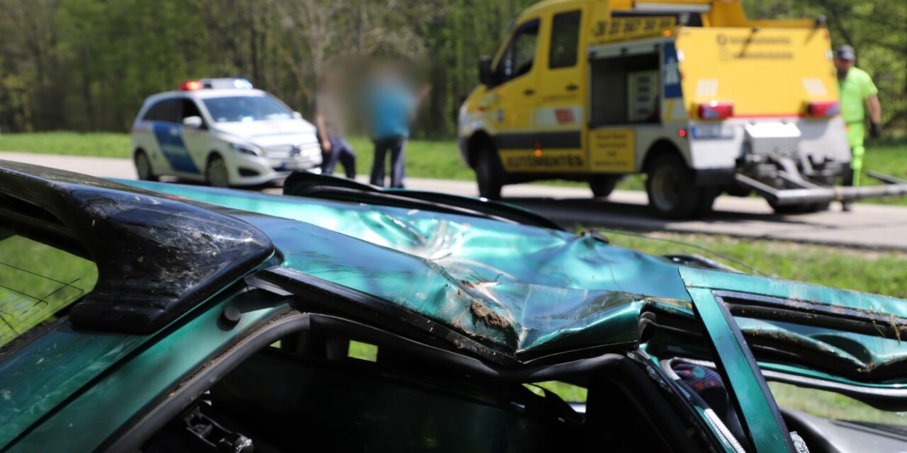Nem élte túl – a kórházban halt meg az a 20 éves sofőr, aki vasárnap kirepült a kocsijából egy borulás után