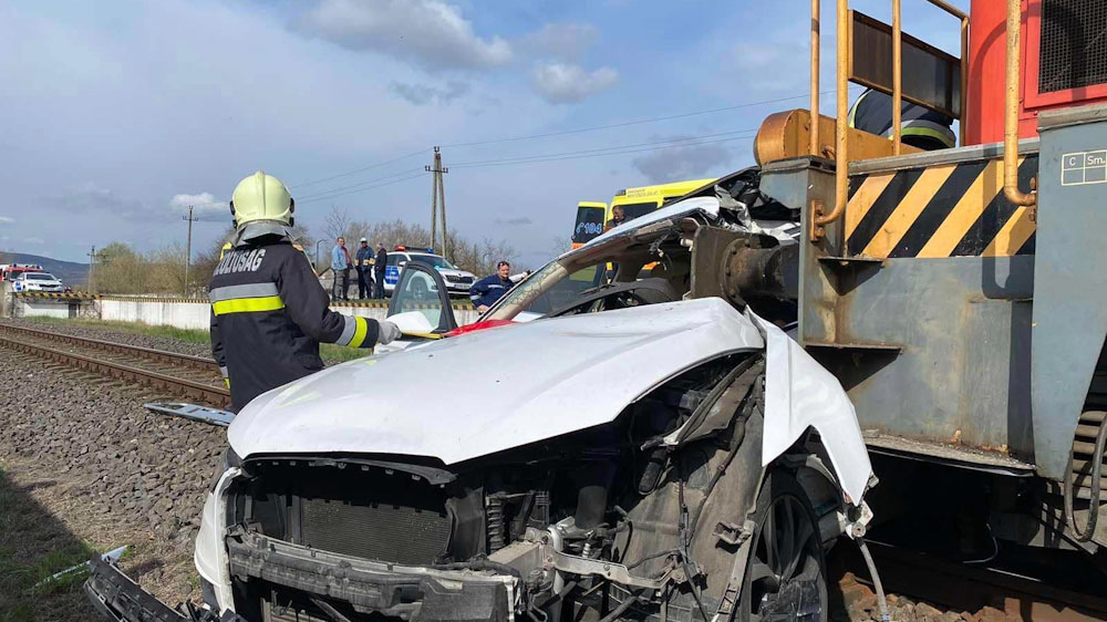 Szinte hihetetlen: túlélte az a férfi, aki autójával egy tehervonattal ütközött Tapolcán