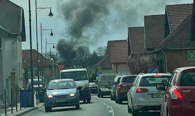 „Mi akkor értünk ki, amikor már lángolt a bolt, nagyon durván nézett ki” – drámai küzdelmet folytattak a tűzoltók a lángokkal Pest megyében
