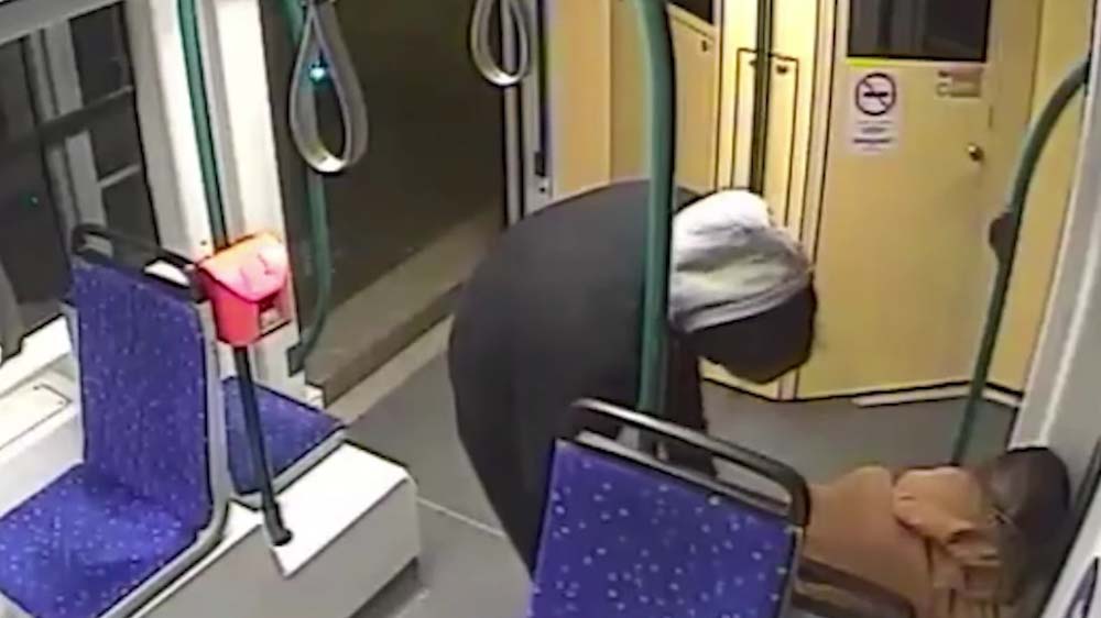 Kiraboltak egy alvó utast a budapesti villamoson, segítséget kér a rendőrség – videó